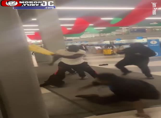 Video :Amazing altercation between passengers and employees at the airport